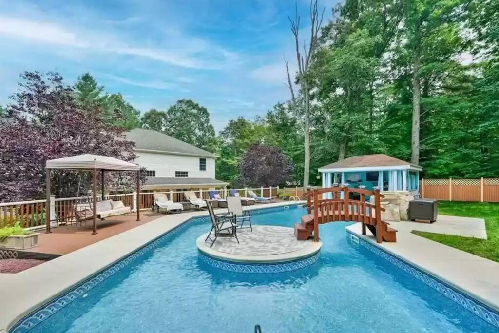 Cheerful 5-bedroom With Heated Pool East Stroudsburg