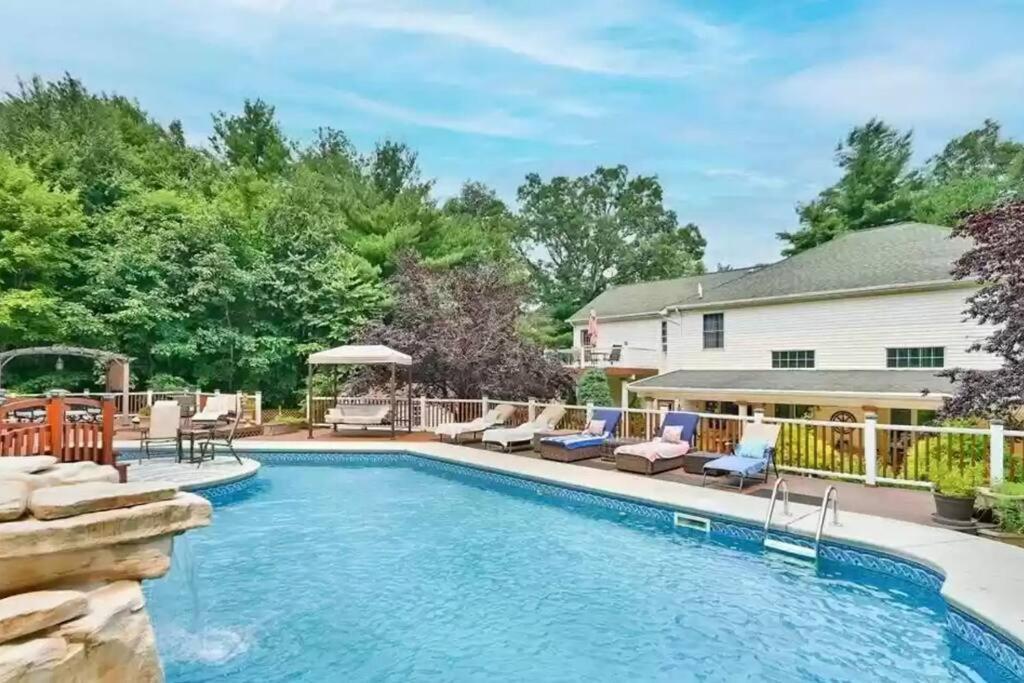 Cheerful 5-bedroom With Heated Pool East Stroudsburg