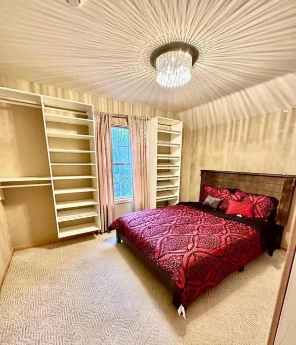 Villa Cheerful 5-bedroom With Heated Pool East Stroudsburg