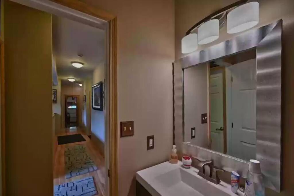 Cheerful 5-bedroom With Heated Pool East Stroudsburg