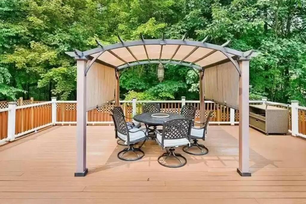 Cheerful 5-bedroom With Heated Pool East Stroudsburg