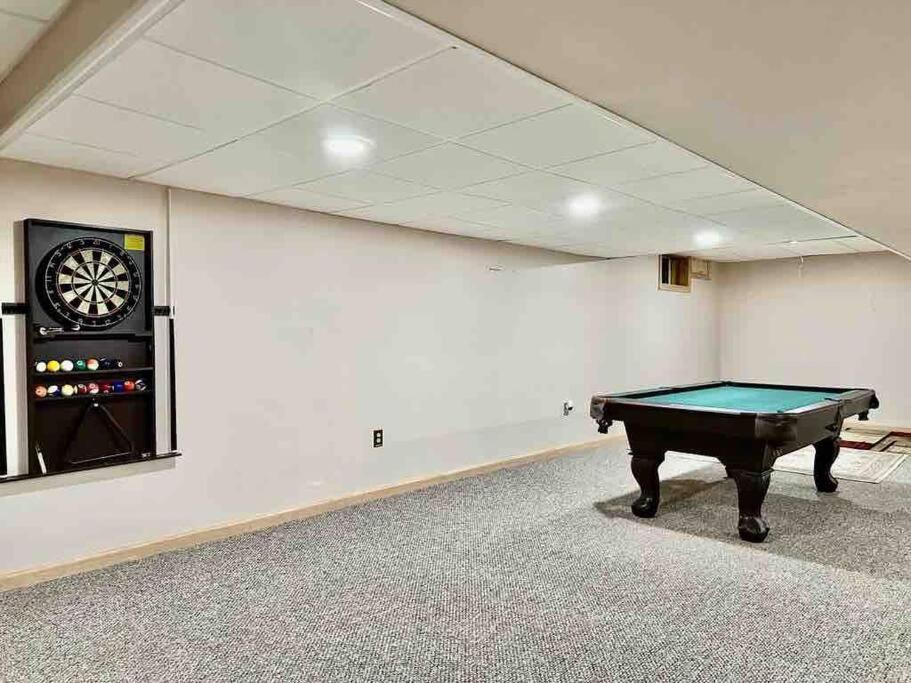 Cheerful 5-bedroom With Heated Pool Villa East Stroudsburg