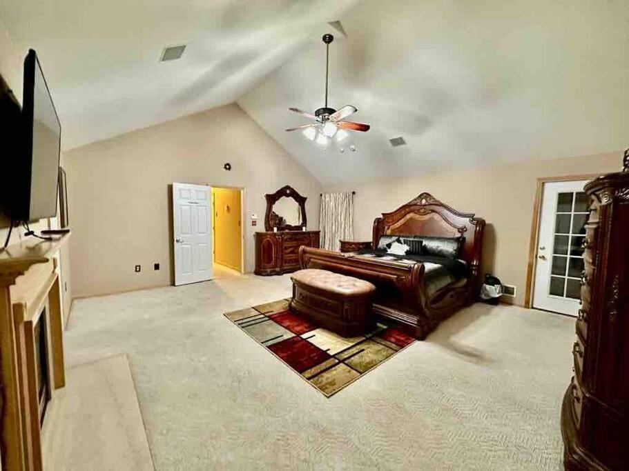 Cheerful 5-bedroom With Heated Pool East Stroudsburg