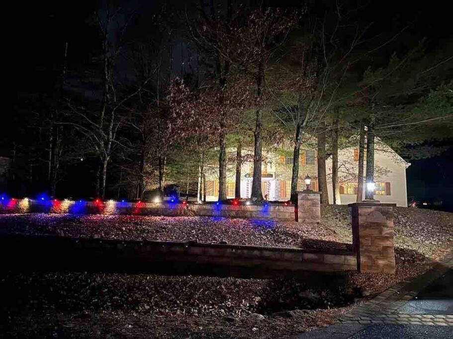 Cheerful 5-bedroom With Heated Pool East Stroudsburg
