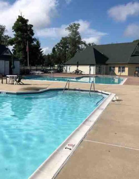 Cheerful 5-bedroom With Heated Pool Villa East Stroudsburg